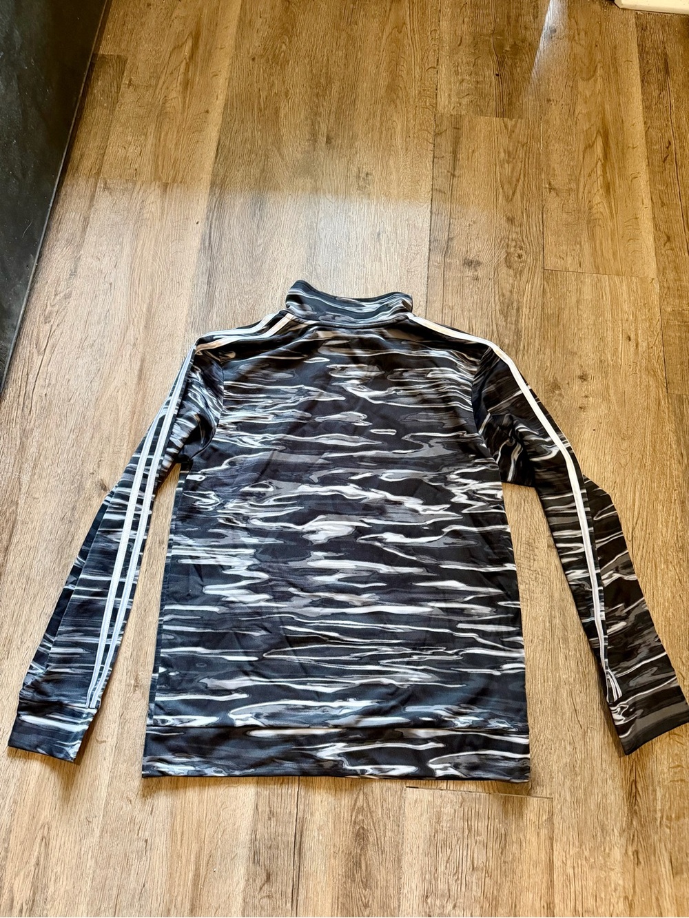 Adidas BoysXL 18/20 2-Piece Track Suit Camo Jacket and Black 3 Stripe Pant
0003 - Picture 4 of 8